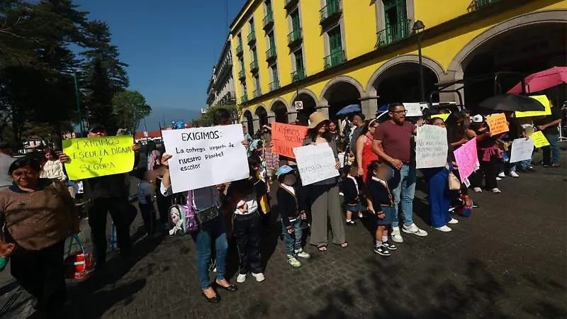 Padres bloquean calle Clavijero en Xalapa